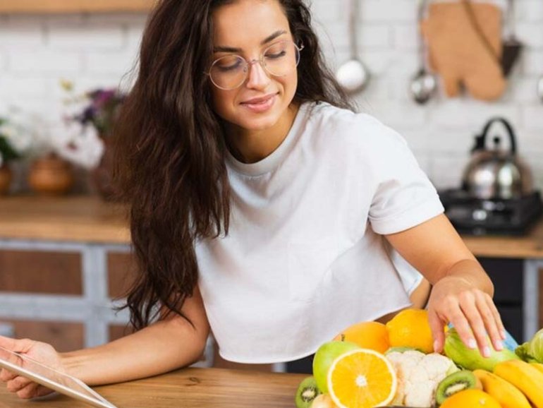 medium-shot-woman-with-fruits-tablet_23-2148302150